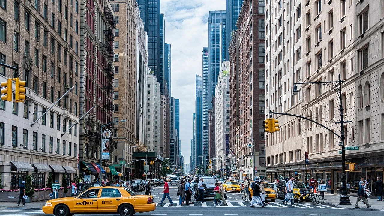Tela de celular mostra categorias e valores para uma viagem.