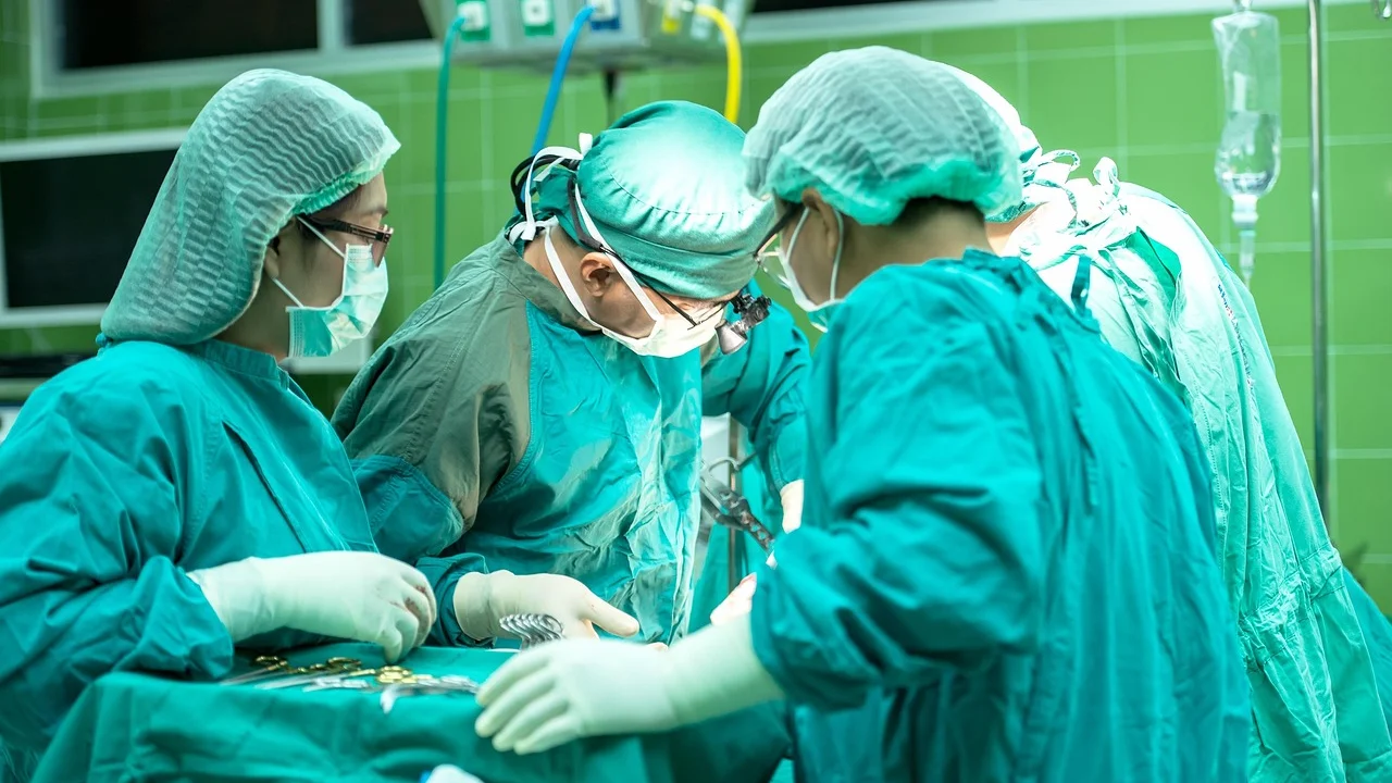 Instrumentos cirúrgicos organizados em ambiente hospitalar