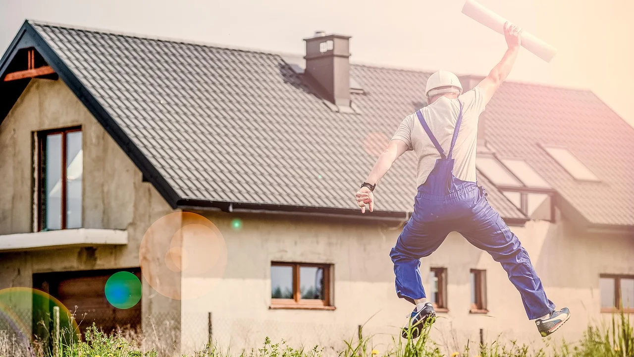 Equipe executa acabamento em uma reforma residencial.
