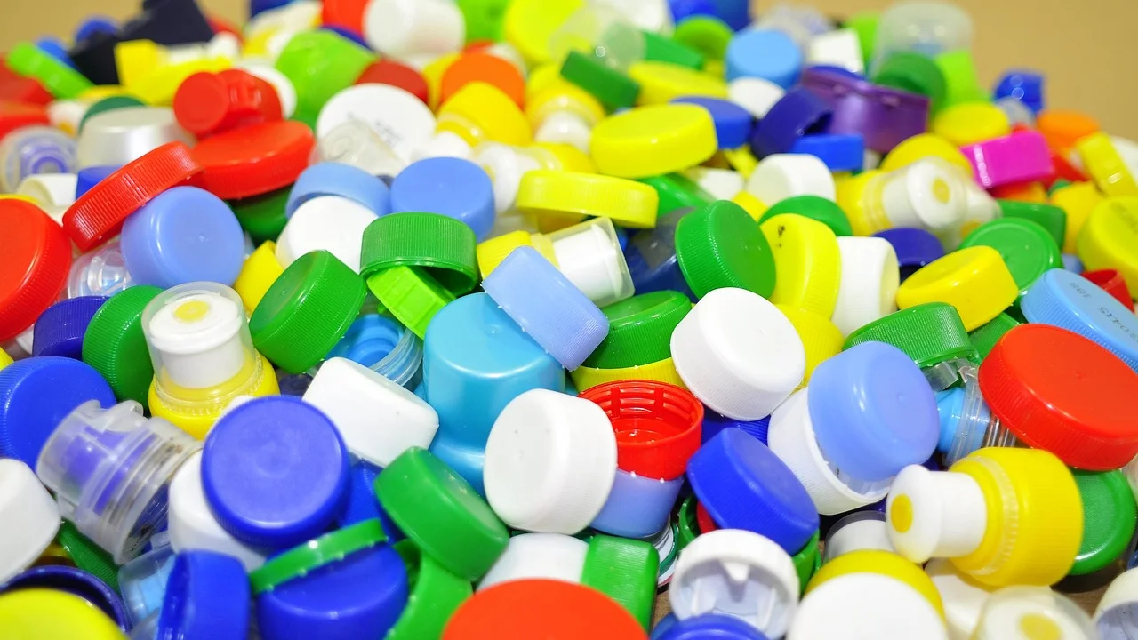 Fardos de papelão organizados para transporte e reciclagem.