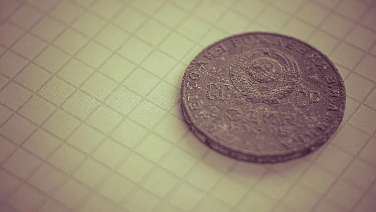 Comparação visual entre moedas com diferentes níveis de conservação.