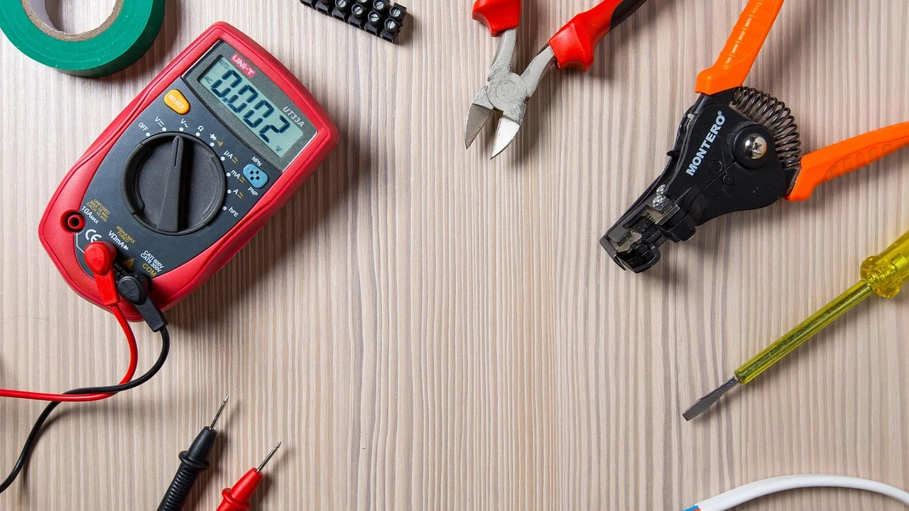 Eletricista avaliando conexões em um quadro de distribuição