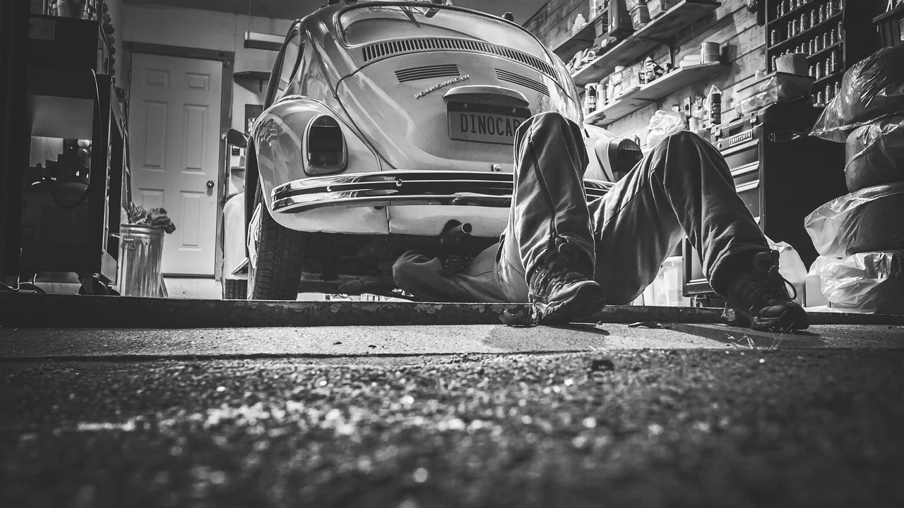 Preparação cuidadosa da peça antes da pintura automotiva
