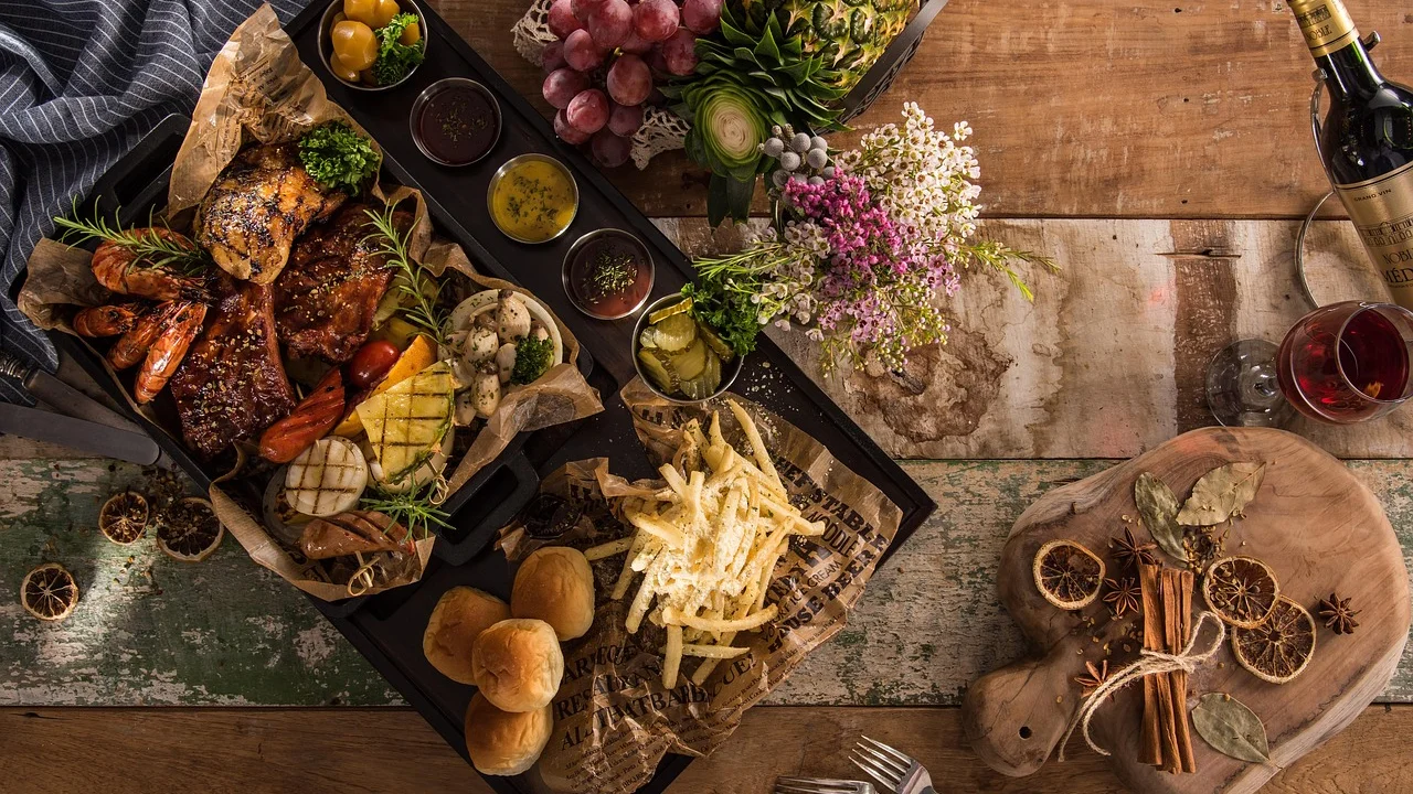 Mesa organizada com pratos e acompanhamentos para convidados.