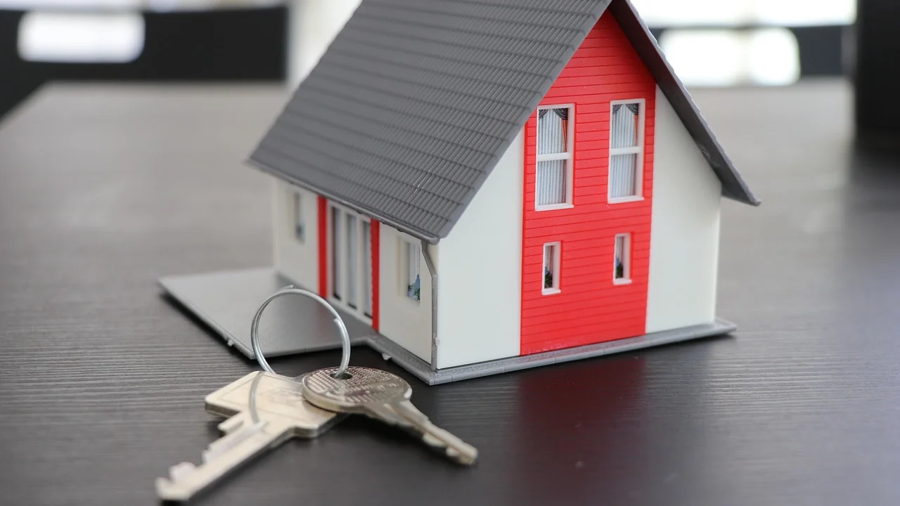 Casal calcula o orçamento antes de solicitar crédito habitacional.