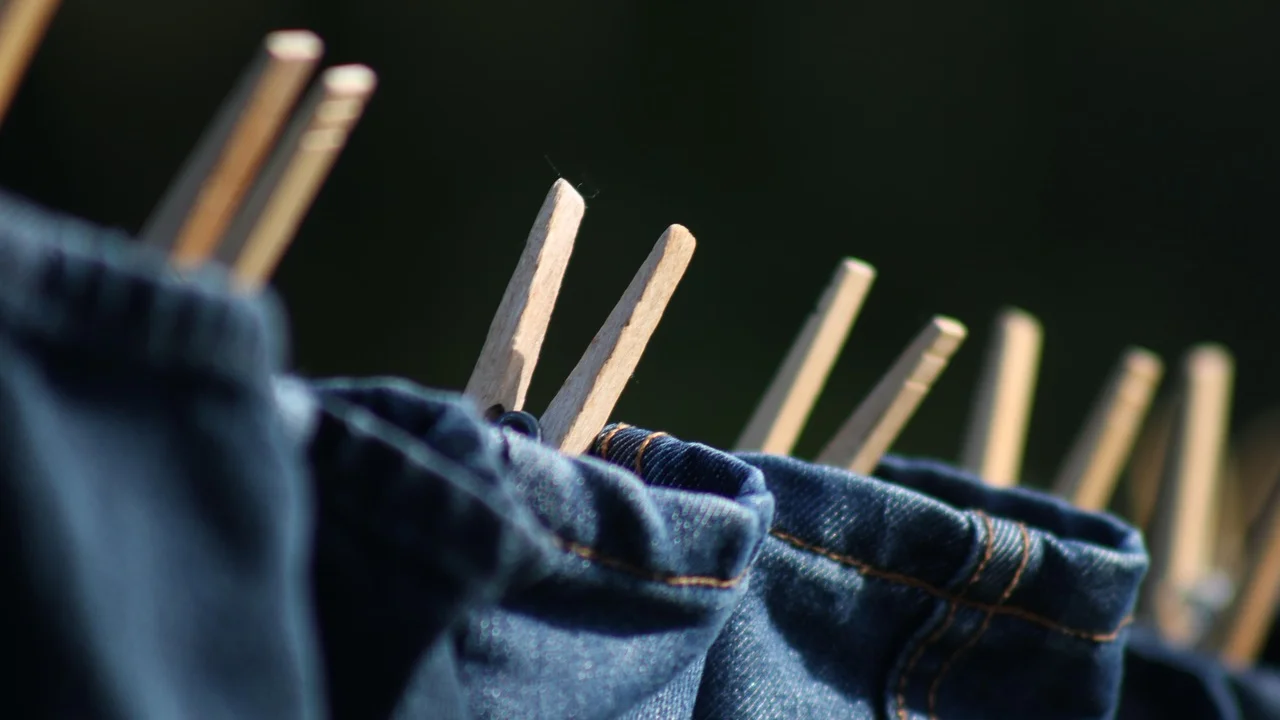 Jeans dobrados com diferentes lavagens e modelagens.