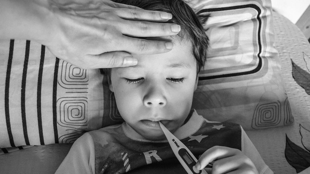 Responsável registra a temperatura infantil em um caderno