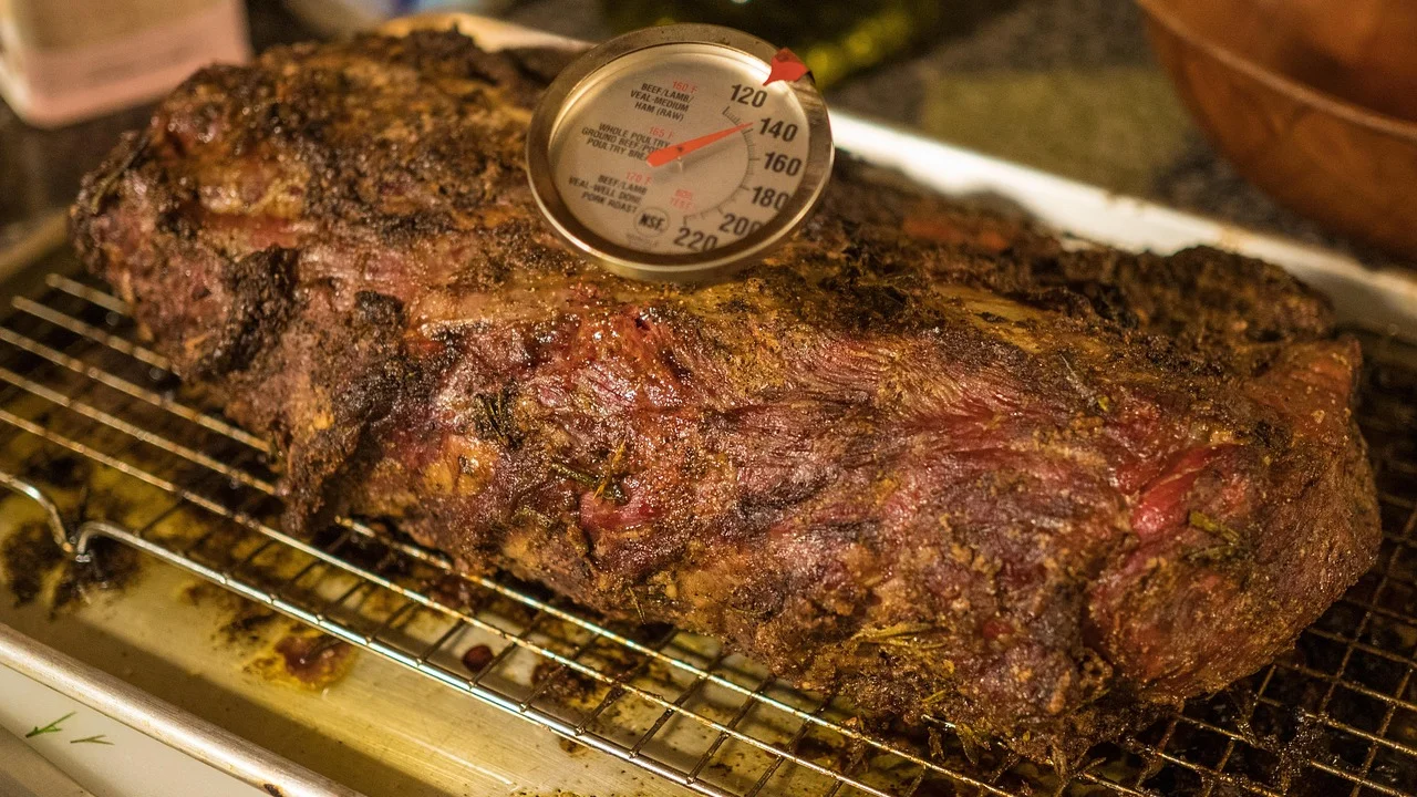 Termômetro de espeto medindo a temperatura interna de um alimento.