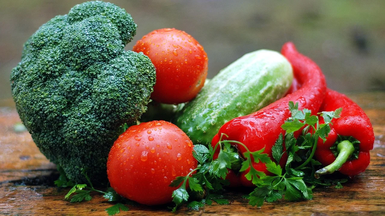 Vegetais, frutas e cereais organizados para planejamento alimentar.