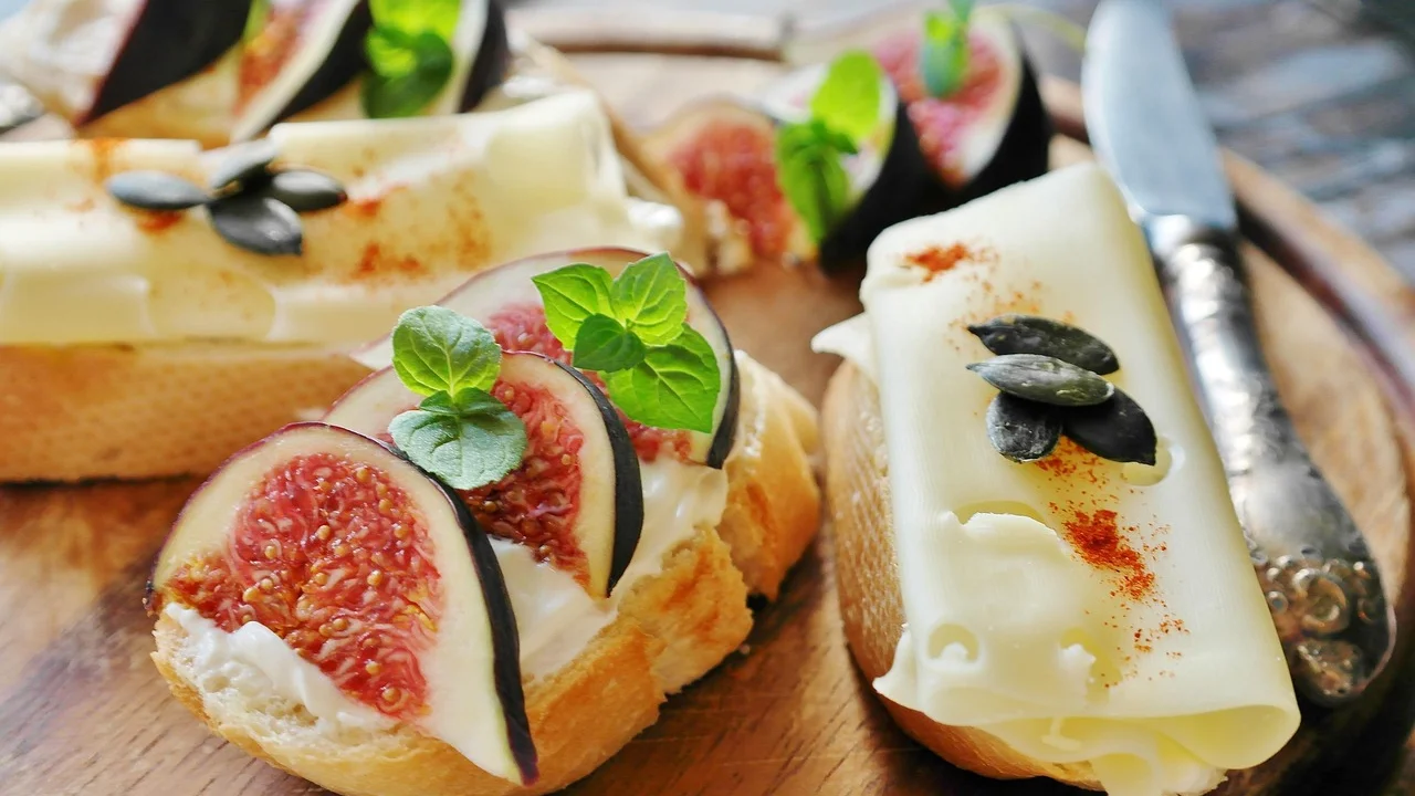 Refeição caseira com opções variadas e ingredientes simples.