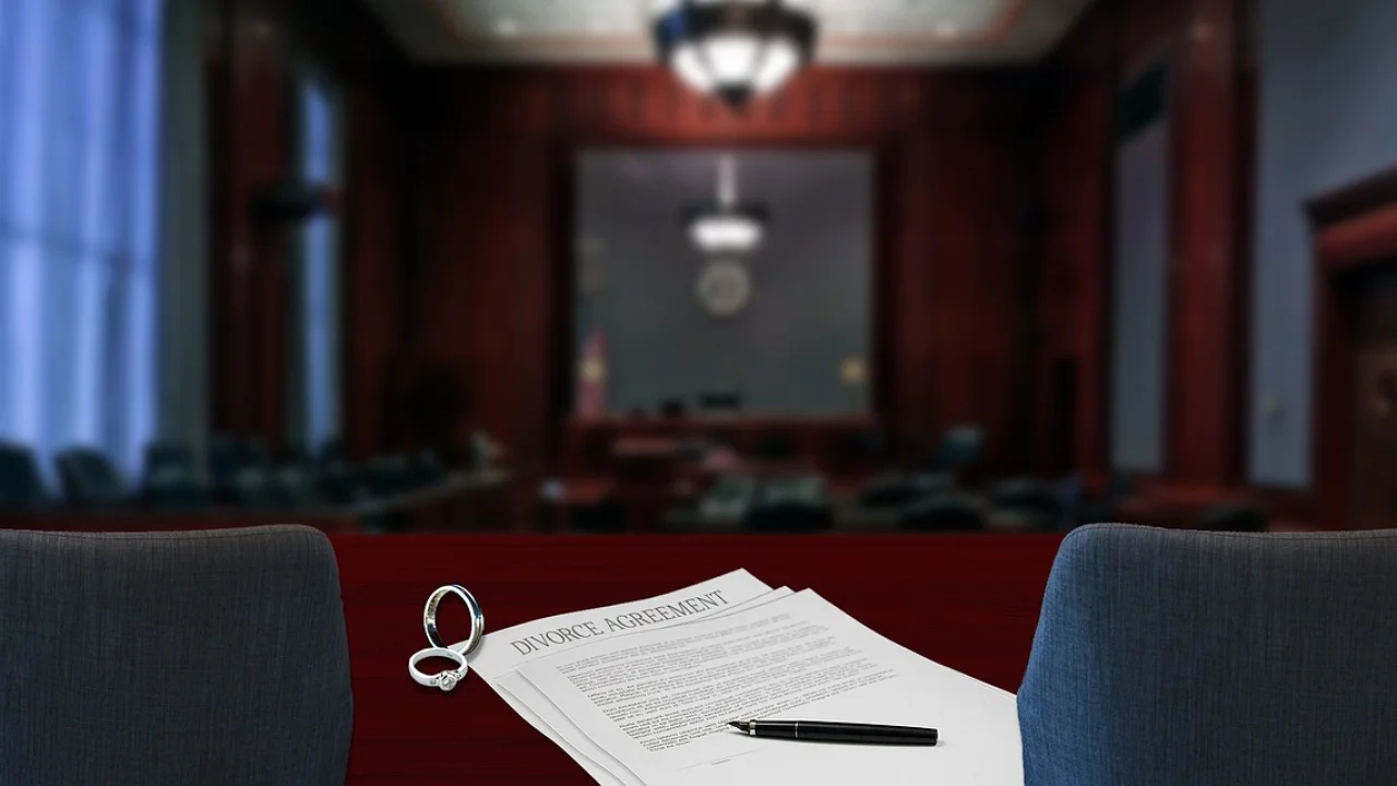 Pessoa consulta informações antes de contratar um advogado