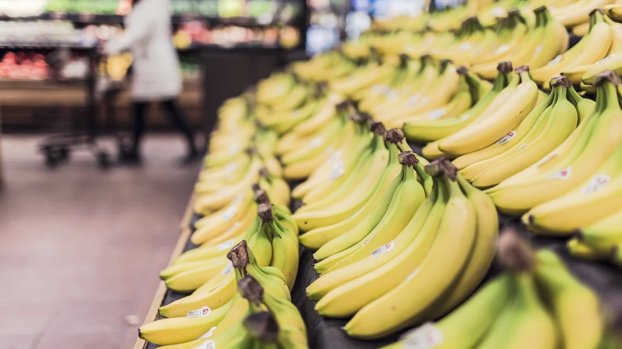 Bananas-nanicas maduras organizadas em uma fruteira
