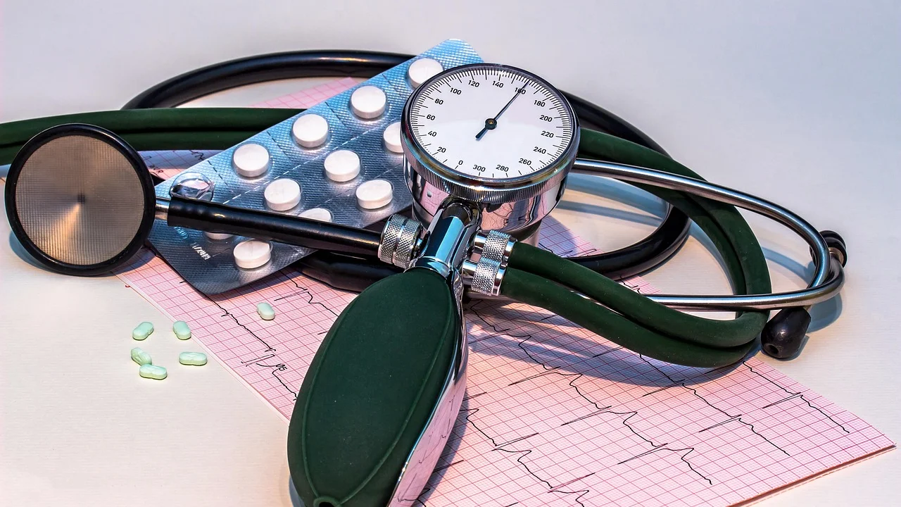 Profissional de saúde verifica pressão arterial em consulta.