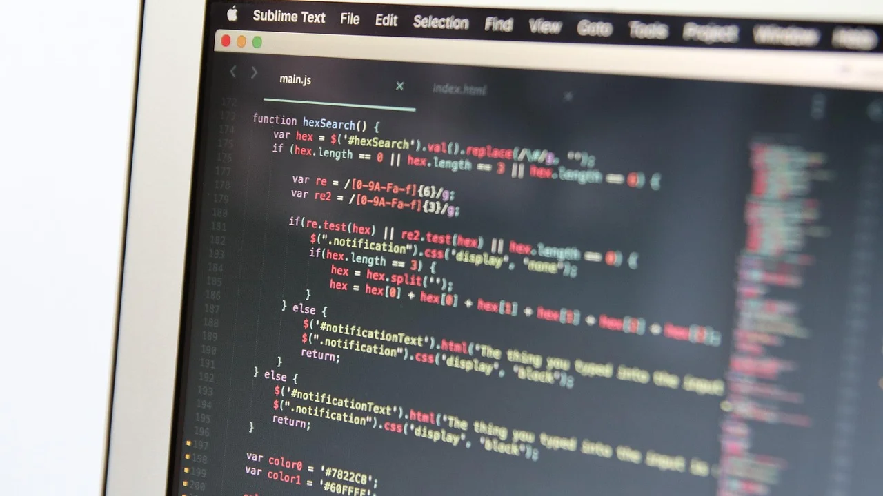 Computador exibindo tabela para trabalho universitário