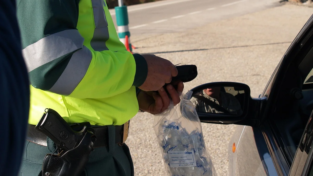 Taça e chaves de carro mantidas separadas por segurança