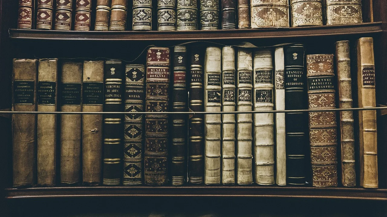 Livros de filosofia abertos sobre uma mesa de estudo