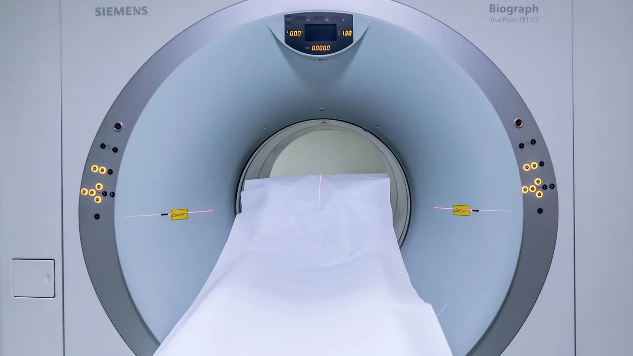Profissional de saúde prepara atendimento em clínica de diagnóstico por imagem.