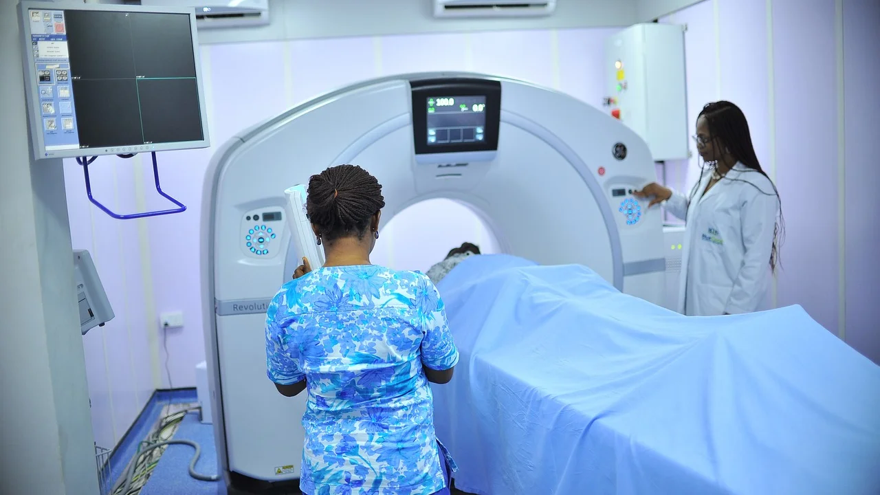 Imagens de tomografia são analisadas por médico radiologista.