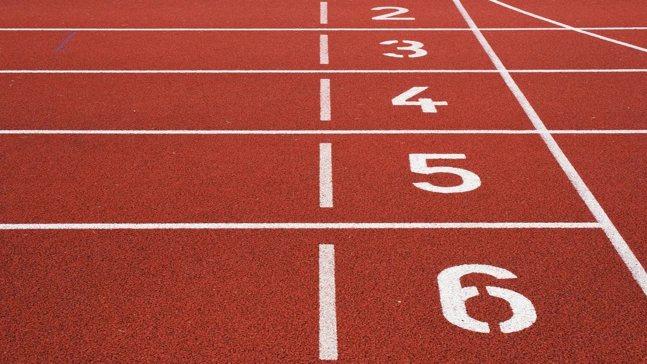 Corredora em treino ao ar livre para melhorar a capacidade aeróbica.