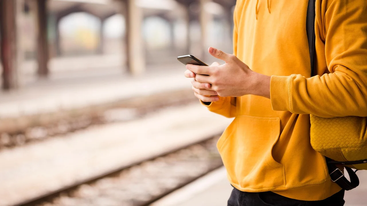 Pessoa testando a conexão Wi-Fi no celular