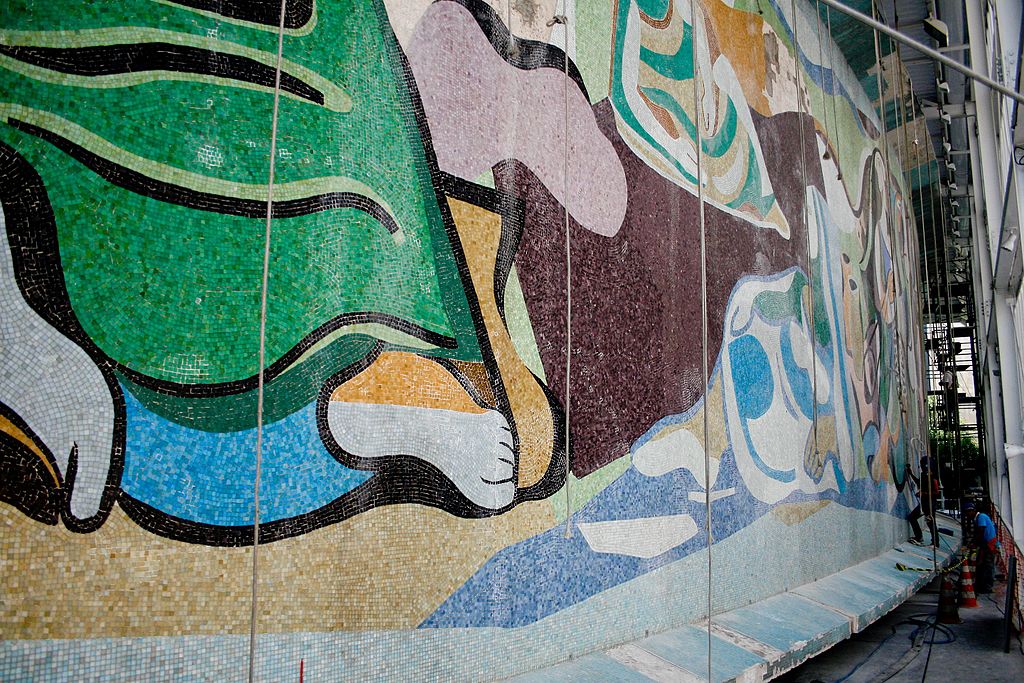 Foto do painel de mosaico feito por Di Cavalcanti, na fachada do Teatro Cultura Artística, em São Paulo