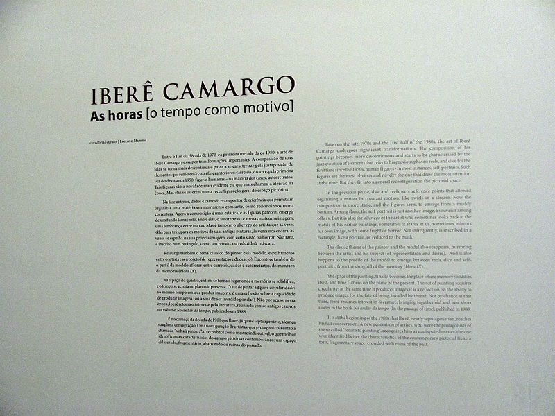 Foto de  um texto intitulado "Iberê Camargo: As horas [o tempo como motivo], exposto em uma das paredes do Instituto Iberê Camargo